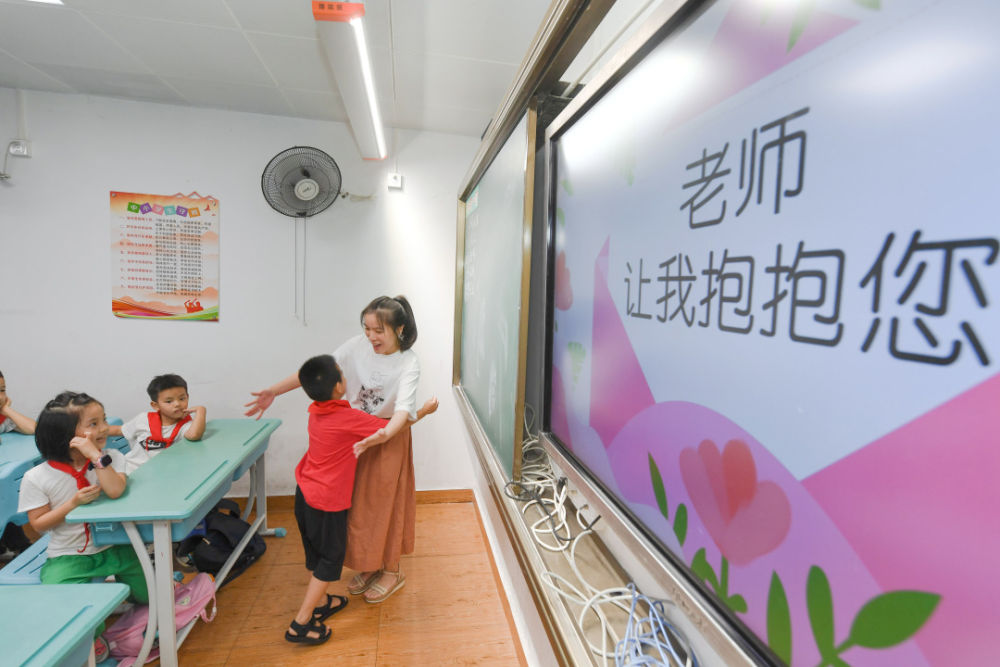 2020��9��9�գ��ڸ�������ɽСѧ�����꼶ѧ���ڡ���ʦ�����ұ���������������ӵ����ʦ���»������ ��Ϊΰ ��